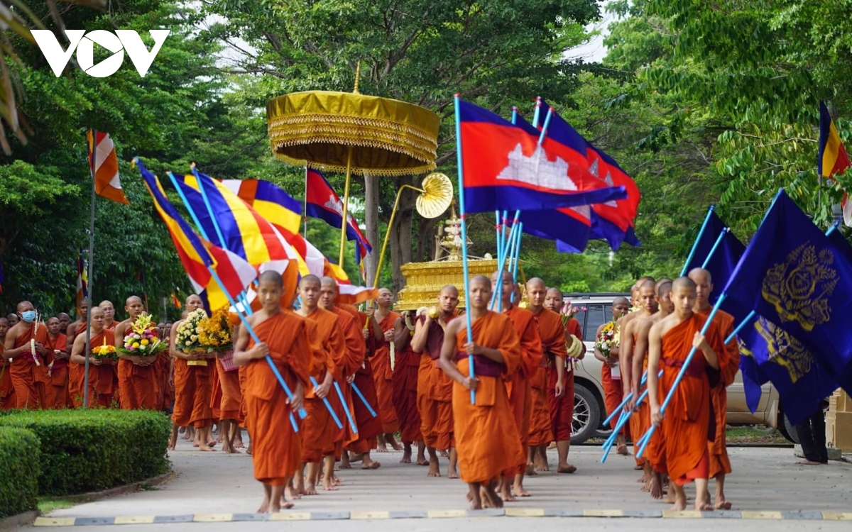 Ông Hun sen chỉ đạo các chùa rung chuông, đánh trống để chống Covid-19